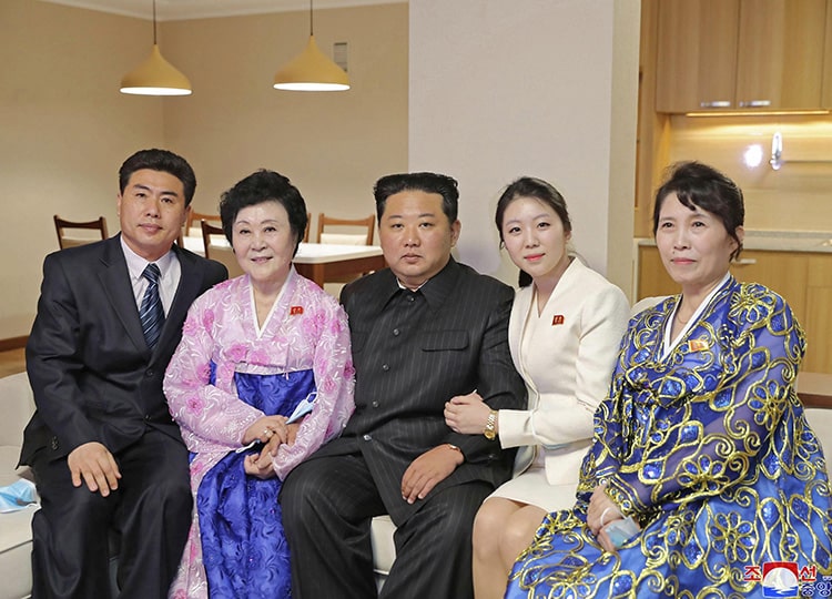 リ・チュンヒ氏（左から2人目）らと記念写真に納まる金正恩氏（中央）