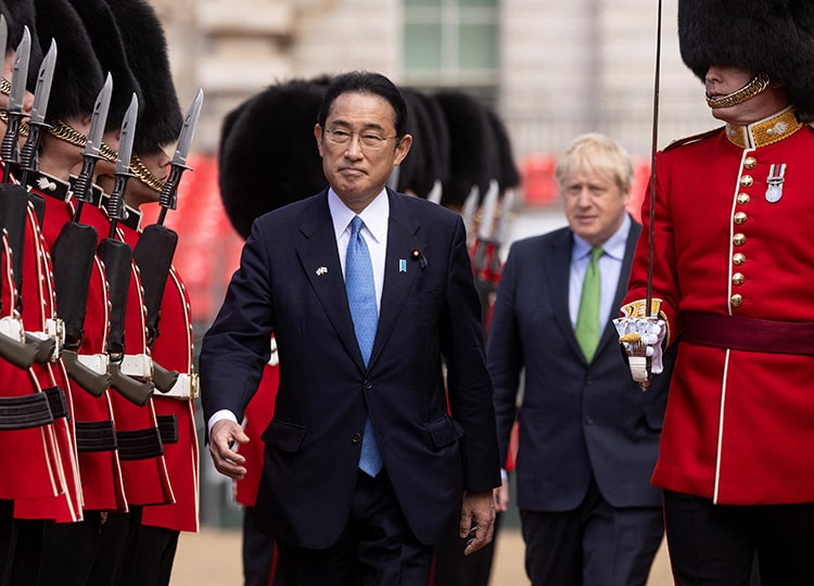 British Prime Minister Boris Johnson welcomes Prime Minister Fumio Kishida with a guard of honor at Westminster, London, on May 5.