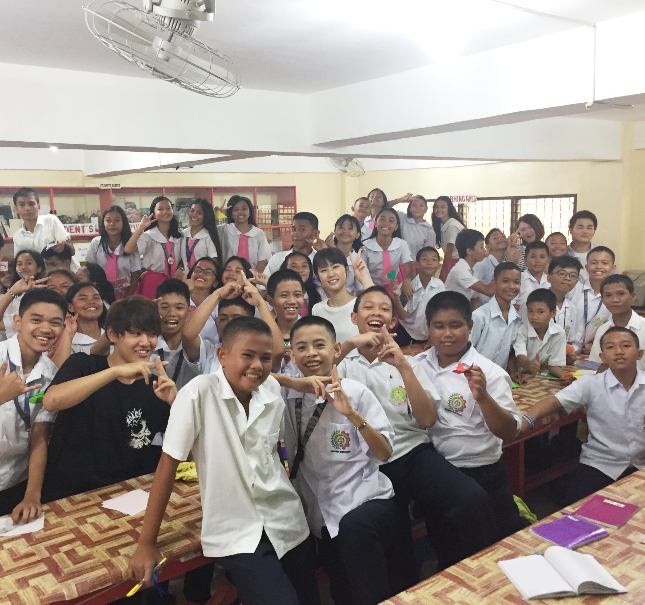 2019年の視察で、フィリピンの高校生と交流