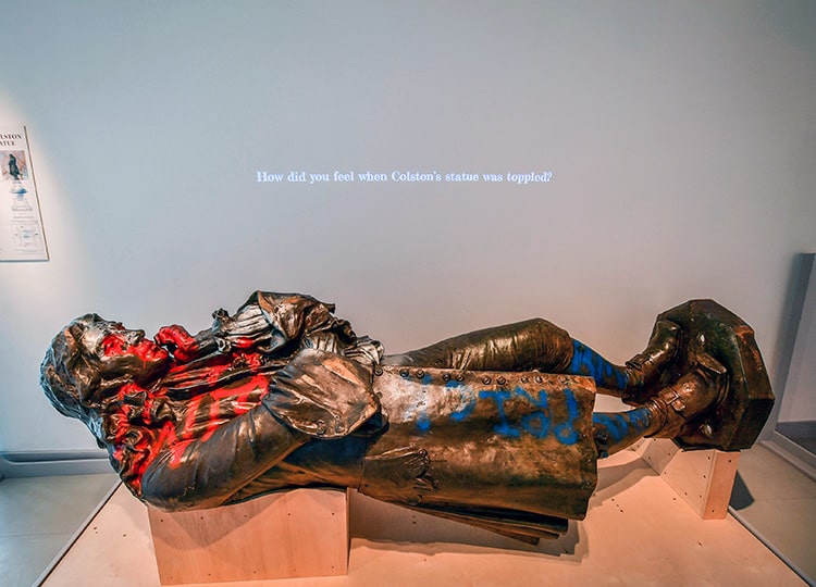 英国で倒された奴隷商人の像、現在は博物館に展示