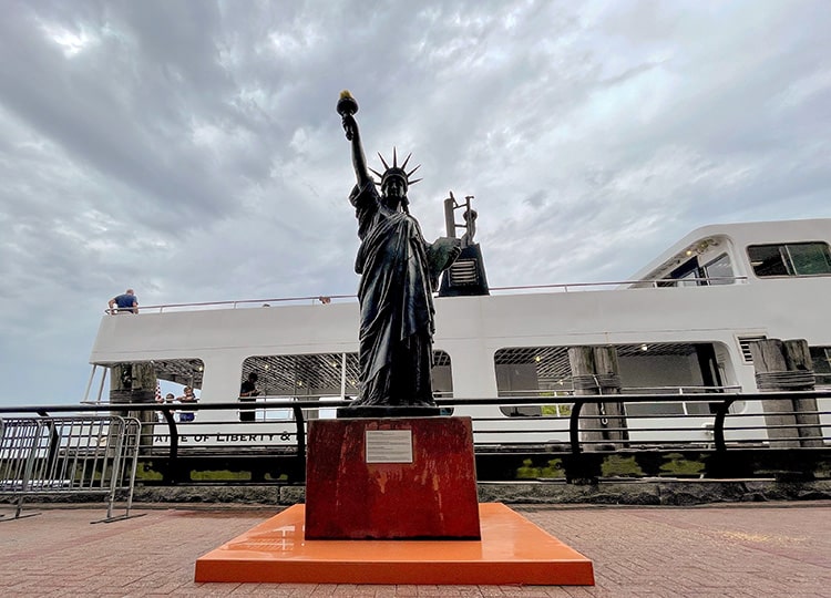 Mini Statue Of Liberty Follows Her Big Sister S Steps To New York Harbor Easy Reading ニュースで英語を学べる The Japan Times Alpha オンライン