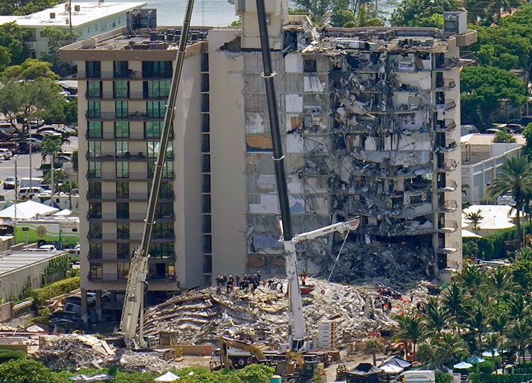 Death Toll Hits 11 In Florida Condo Collapse As Rescue Teams Search Through Rubble World News ニュースで英語を学べる The Japan Times Alpha オンライン