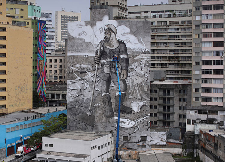サンパウロに森林火災の灰で描いた壁画登場 環境問題への警鐘鳴らす