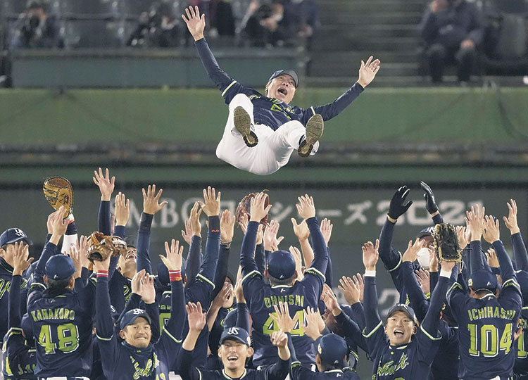 Swallows manager Shingo Takatsu is tossed into the air as the team celebrates winning the Japan Series after Game 6 at Hotto Motto Field Kobe on Nov. 27.