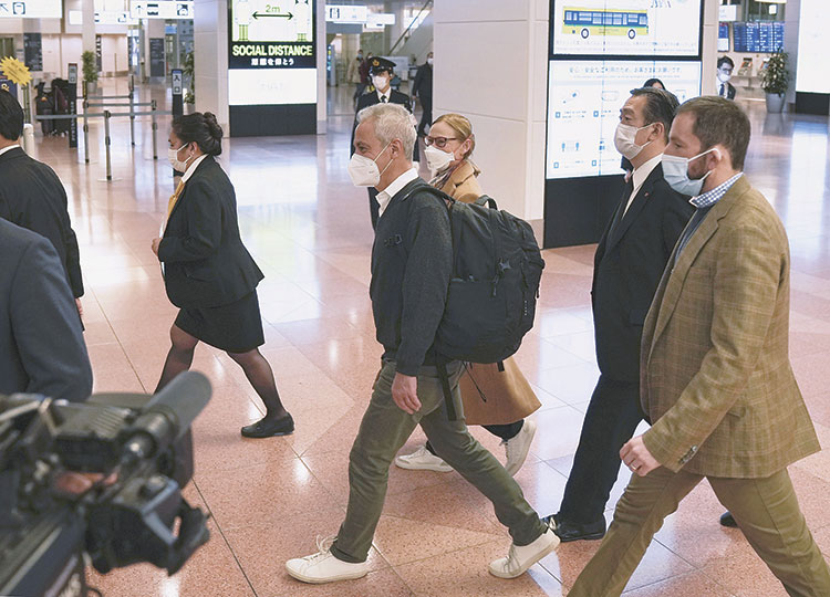 New U.S. Ambassador to Japan Rahm Emanuel (center) arrives at Tokyo’s Haneda Airport on Jan. 23.