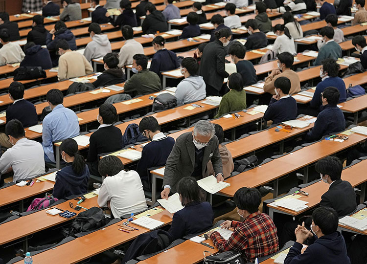 東京大学で大学入学共通テストに臨む受験生たち