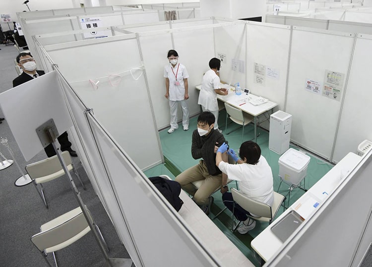 The Self-Defense Forces opened a mass vaccination center in Osaka on Feb. 7.