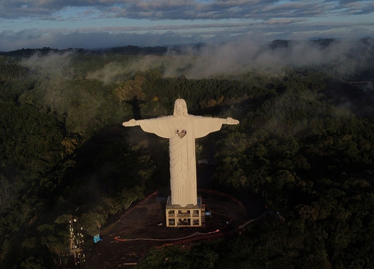 ブラジル南部のエンカンタド市に完成したキリスト像