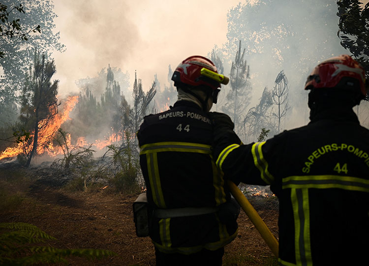 Firefighters Fight Wildfires In Europe As Temperatures Rise To Above 45 Degrees Easy Reading ニュースで英語を学べる The Japan Times Alpha オンライン