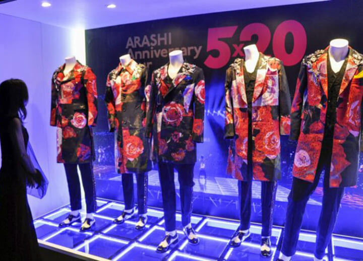 Arashi have their 1st overseas exhibit, showing off tour outfits in China