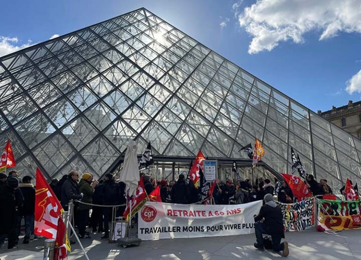 ﻿Protesting rise in retirement age, French demonstrators block entry to Louvre