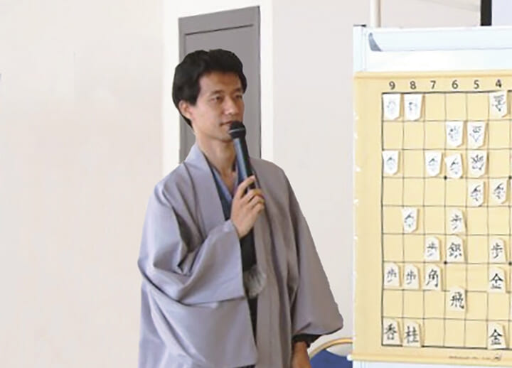 Placing English and shogi on the same board
