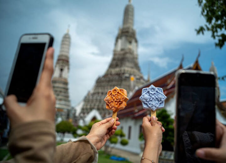 Tile-shaped ice creams help cool tourists at Bangkok’s famous Temple of Dawn