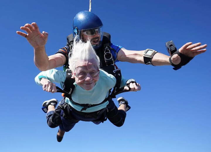 104-year-old Chicago woman jumps from plane, aiming for record as oldest skydiver
