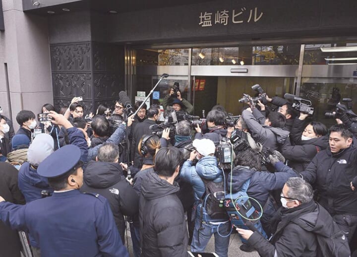 Prosecutors search offices of LDP factions mired in funds scandal