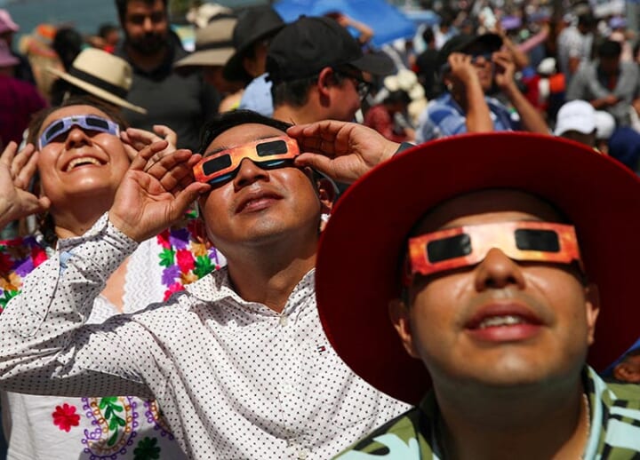 ﻿Total solar eclipse across North America greeted with cheers, music and matrimony