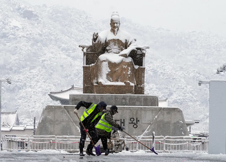 Biggest November snowstorm in half a century hits Seoul; at least 2 dead